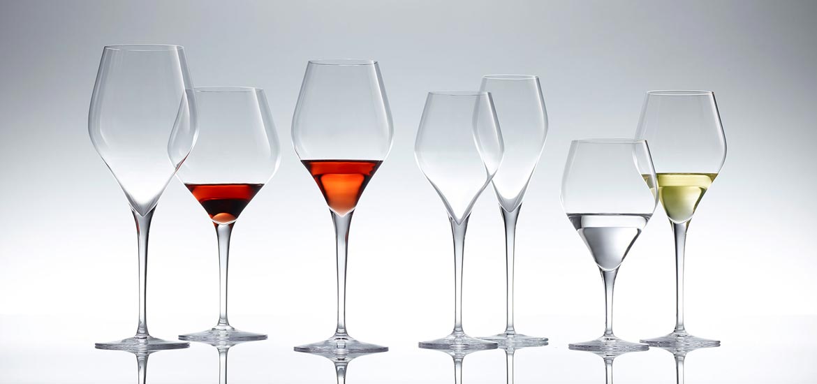 עיצוב השולחן בעזרת כוסות יין
