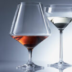 בטח, הנה כמה אפשרויות לתיאור ALT עבור כוסות הקוניאק קריסטל: תיאורים קצרים וקולעים: "שישיית כוסות קוניאק קריסטל מדגם PURE, 626 מ"ל