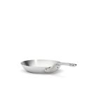 מחבת מקצועית De Buyer Affinity, מבריקה ומלוטשת, מיוצרת בצרפת, מציגה את איכות הנירוסטה והגימור העמיד למדיח, על רקע לבן.