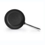 תקריב על מחבת De Buyer CHOC EXTREME (24 ס"מ) המציג את ציפוי הנון-סטיק השחור העמיד ואת ידית הנירוסטה הארגונומית.