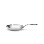 צילום מוצר: מחבת נירוסטה De Buyer מסדרת Affinity, המציגה את פיזור החום האחיד והבסיס העבה, על רקע לבן ובוהק.