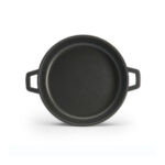 סיר מעוצב להגשה ישירות לשולחן על רקע לבן נקי.