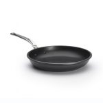 מחבת מקצועי לאינדוקציה מאלומיניום יצוק ציפוי נון-סטיק יוקרתית De Buyer CHOC EXTREME בגודל 28 ס"מ, מוכנה לבישול עדין.