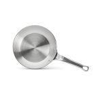 צילום מוצר: מחבת נירוסטה De Buyer מסדרת Affinity, המציגה את פיזור החום האחיד והבסיס העבה, על רקע לבן ובוהק.