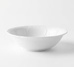 כלי הגשה יוקרתיים מפורצלן לבן למסעדות שף ולאירוח ביתי חגיגי.