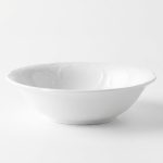 כלי הגשה יוקרתיים מפורצלן לבן למסעדות שף ולאירוח ביתי חגיגי.