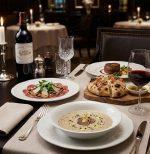 תקריב של קערית פורצלן גרמני עם עיטור בולט על מפת שולחן מבד פשתן באווירה חמימה.