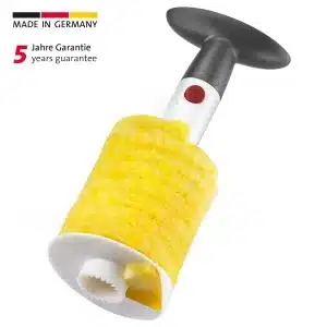 פרוסות אננס טריות וחתוכות לצד פורס Westmark על רקע לבן.