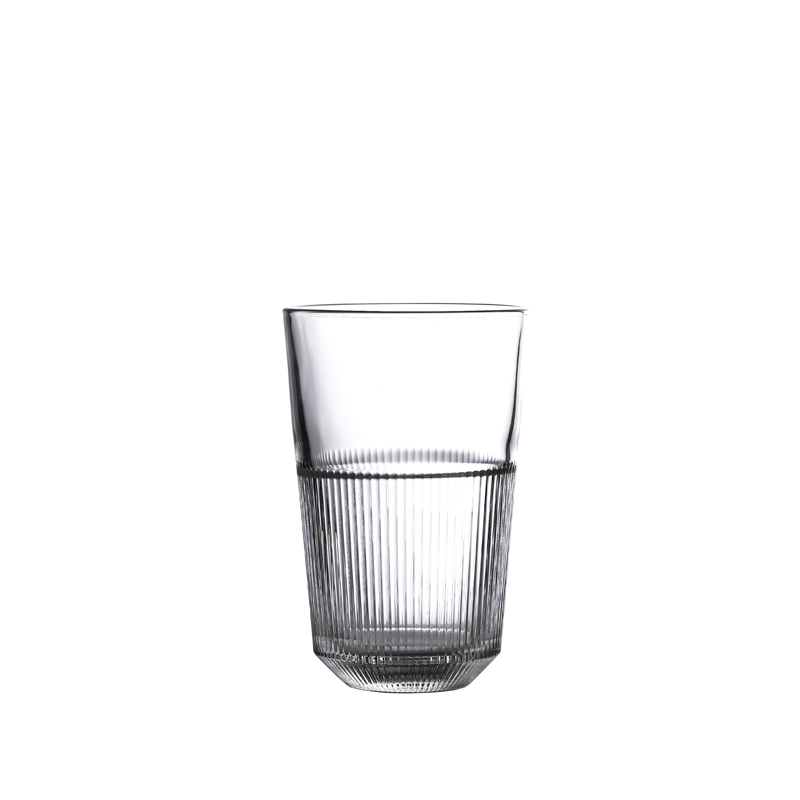 כוסות Royal Leerdam Rayo ערומות אחת על השנייה, מדגימות חיסכון במקום ואת שפת הערימה. תקריב על שפת ה-Finesse Laser Cut של כוס Royal Leerdam Rayo, מדגים את הגימור העדין.