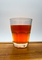 סט של כוסות שתייה גבוהות, המכונה "גידי גוב", עשויות זכוכית שקופה.