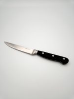 סט 6 סכיני סטייק משוננות של ASF מונחות זו לצד זו על רקע לבן.