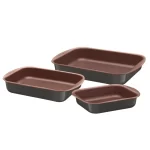 סט שלוש תבניות צלייה מאלומיניום איכותי של המותג הברזילאי Tramontina, מוצגות על רקע לבן נקי.