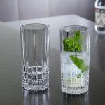 וס הייבול קריסטל 350 מ"ל Spiegelau Perfect Serve, ריקה, מציגה את העיטורים הקלאסיים.