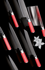 סכין שף DICK Red Spirit 21 ס"מ, מונחת על קרש חיתוך.