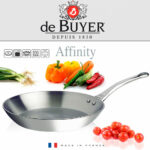 כלי בישול מקצועי מסדרת Affinity של המותג הצרפתי De Buyer – מחבת נירוסטה בעיצוב אלגנטי עם גימור מבריק.