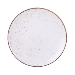 שלוש צלחות פורצלן (עיקרית, ראשונה ומרק) מסודרות אחת מעל השנייה דגם רוסטיקו בראון.