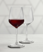 כוס יין Royal Leerdam Carré מלאה ביין אדום, המדגישה את נפחה הגדול.