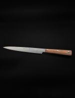 תקריב על סכין יאנאגיבה SICO NAKATO, מציגה את להבה החד-צדדי ואת ידית העץ הטבעי.