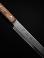 תקריב על סכין יאנאגיבה SICO NAKATO, מציגה את להבה החד-צדדי ואת ידית העץ הטבעי.