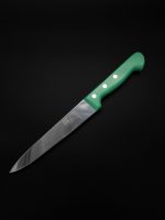 תקריב על סכין מטבח Sico איכותית, מציגה את להבה הגרמני ואת הידית המחוזקת.