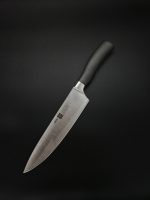 תקריב על סכין שף SICO PRIMTECH 20 ס"מ, מציגה את הלהב החד והידית הארגונומית.