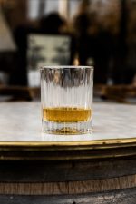 כוס וויסקי וינטאג' תוצרת Libbey על שולחן