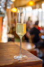 סט של 6 כוסות שמפניה Pure, עומדות על שולחן, מוכנות לאירוח.