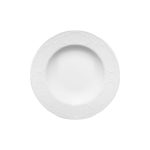 צילום קלוז-אפ על צלחת מנה ראשונה Bauscher Mozart עגולה, מונחת מעל צלחת מנה עיקרית על שולחן חג מעוצב.