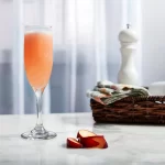 צילום תקריב של כוס שמפניה פלוט Catawba, המציג את הרגל הארוכה והעיצוב הצר.