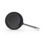 תקריב על מחבת De Buyer CHOC EXTREME המציג את ציפוי הנון-סטיק השחור העמיד ואת ידית הנירוסטה הארגונומית.