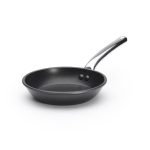 מחבת אלומיניום De Buyer CHOC EXTREME, המיועדת במיוחד לבישול דגים וירקות עדינים ללא השחמה.