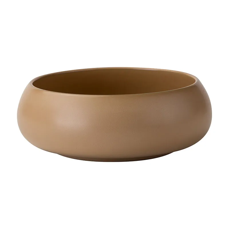 שילוב קערות 18 ס"מ ו-16 ס"מ של Life Concept על מפת שולחן לאירוח מושלם. קערות הגשה בגדלים שונים בגוון בז' טבעי על שולחן ערוך.