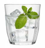 כוס פיקדילי 355 מ"ל של ליבי, מלאה במים, קרח ונענע.