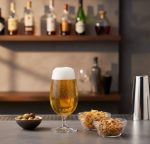 תקריב על זכוכית הקריסטל המבריקה של כוס Spiegelau המדגיש את הצלילות והעיצוב הגרמני האיכותי.