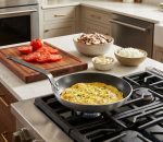 בישול ירקות וקטניות במחבת אלומיניום עבה עם פיזור חום אופטימלי.