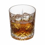 כוס וויסקי Arcoroc ברודווי עם קרח על רקע לבן.