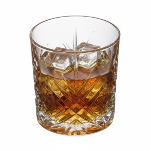 כוס וויסקי Arcoroc ברודווי עם קרח על רקע לבן.