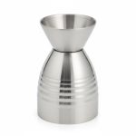 צילום סטודיו של קנקן שתייה יפני מנירוסטה איכותית שאינה מחלידה. קנקן מים ותה יפני מעוצב עם זרבובית למזיגה מדויקת. כלי הגשה יפני מקצועי מפלדת אל-חלד עמידה למדיח כלים.