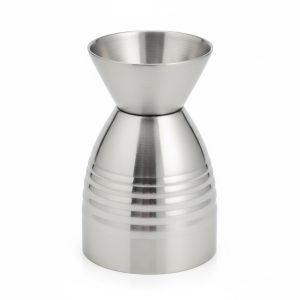 צילום סטודיו של קנקן שתייה יפני מנירוסטה איכותית שאינה מחלידה. קנקן מים ותה יפני מעוצב עם זרבובית למזיגה מדויקת. כלי הגשה יפני מקצועי מפלדת אל-חלד עמידה למדיח כלים.