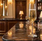 תמונת אווירה: כוס קריסטל יוקרתית Schott Zwiesel עם שמפניה על רקע נוצץ של חגיגה.