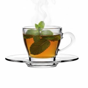 צילום תקריב של כוס Libbey עם תה בגוון ענברי ואדים עולים.