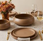 תצוגת סט צלחות וקערות Life Concept לארוחה בסגנון מודרני ויוקרתי.