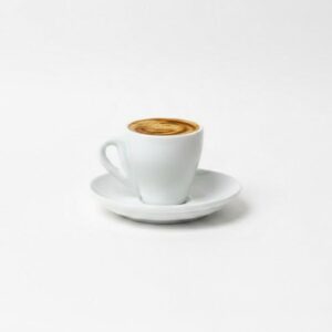 מבט תקריב על קפה אספרסו בתוך ספל פורצלן 90 מ"ל עם תחתית.