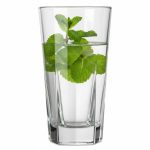 תמונת תקריב של כוס שתייה ארוכה מזכוכית שקופה, בעלת עיצוב זוויתי בתחתית ובסיס משושה, מוארת היטב על רקע נקי ובהיר.