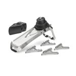 חיתוך מדויק של ירקות רכים עם להב V של מנדולינת de Buyer.