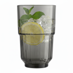 תקריב על כוס LinQ עשויה זכוכית Duratuff חזקה, המציגה את החיתוך המעודן סביב הכוס. מתאימה למשקאות קצרים.