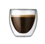 כוס אספרסו דופן כפולה 90 מ"ל מלאה בקפה.