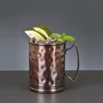 תקריב על ספל Moscow Mule מנחושת של Libbey, המציג את הגימור המרוקע ואת הברק של הנחושת.