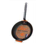 מבט צד על מחבת נון-סטיק מקצועית של דה בויר עם בסיס אינדוקציה.