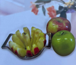 מחלק תפוחים מנירוסטה לחיתוך מהיר וקל.